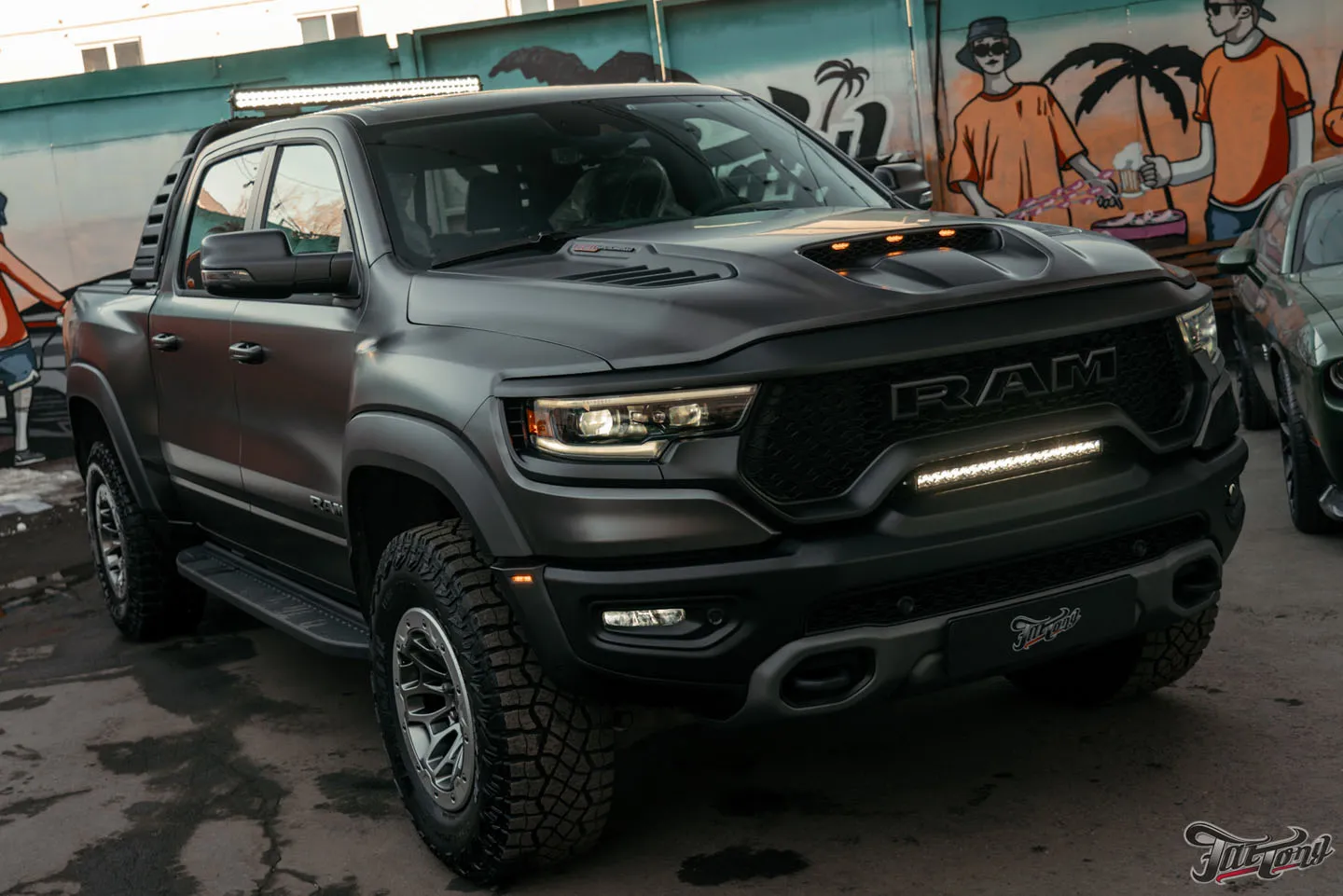 Оклеили RAM TRX матовым полиуретаном, выполнили комплексную шумоизоляцию салона и установили дополнительное освещение Rigid